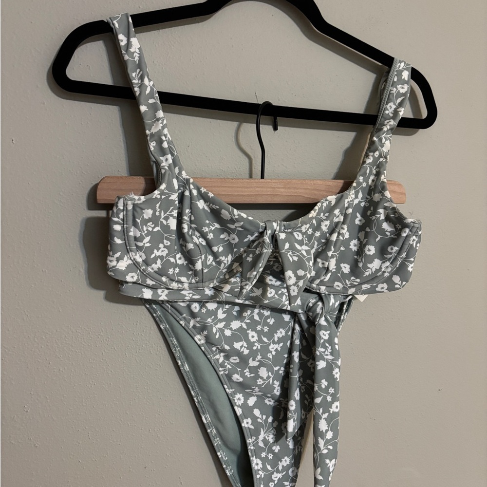 Abercrombie & Fitch Green Floral Underwire Tie Front Bikini Set